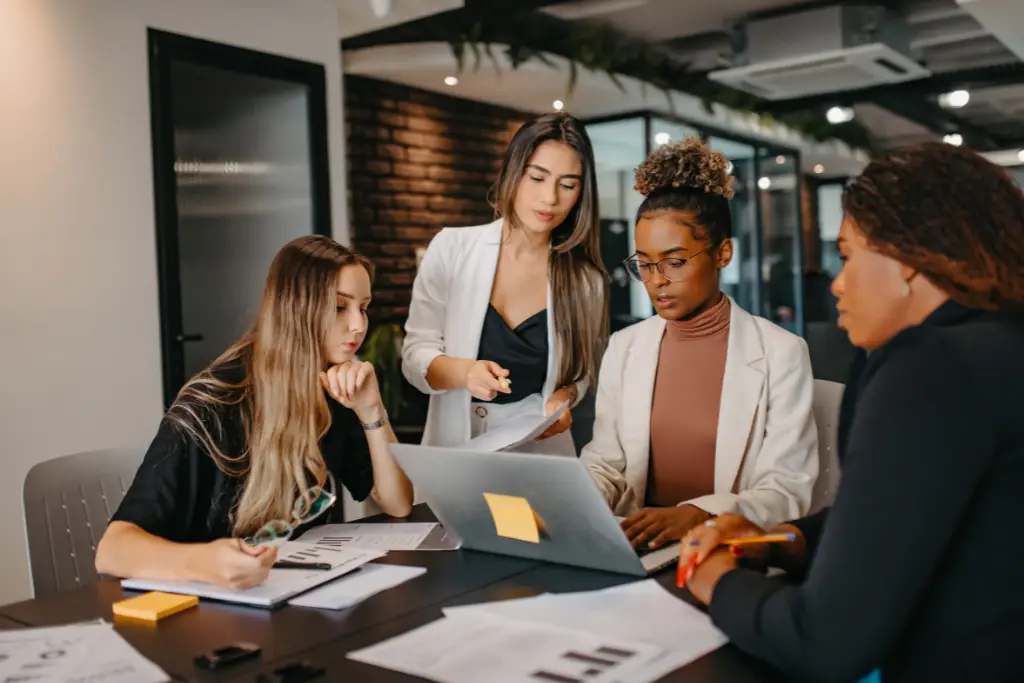 Diagram illustrating the shift from relying on performance myths to using measurable metrics for leadership teams, based on McKinsey's 17 team health drivers.